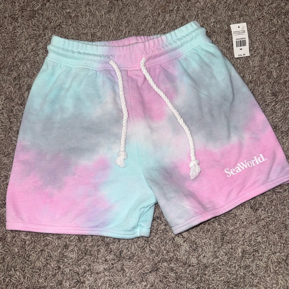 Girls sea world shorts size small 7/8 NWT tie dye